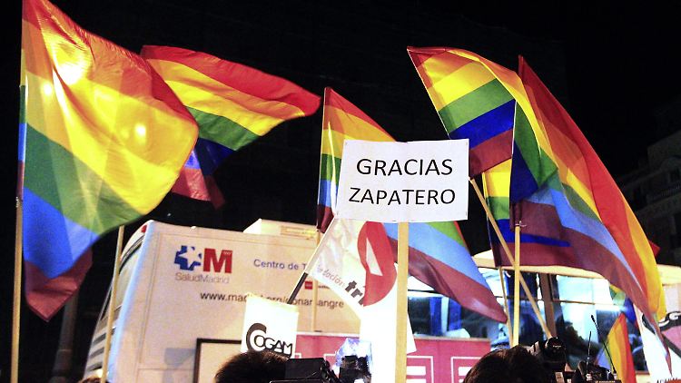 Spontane Kundgebung in Madrid. Die Demonstranten bedanken sich bei der Regierung des Sozialisten Zapatero, die Gesetz über die Homoehe verabschiedete.