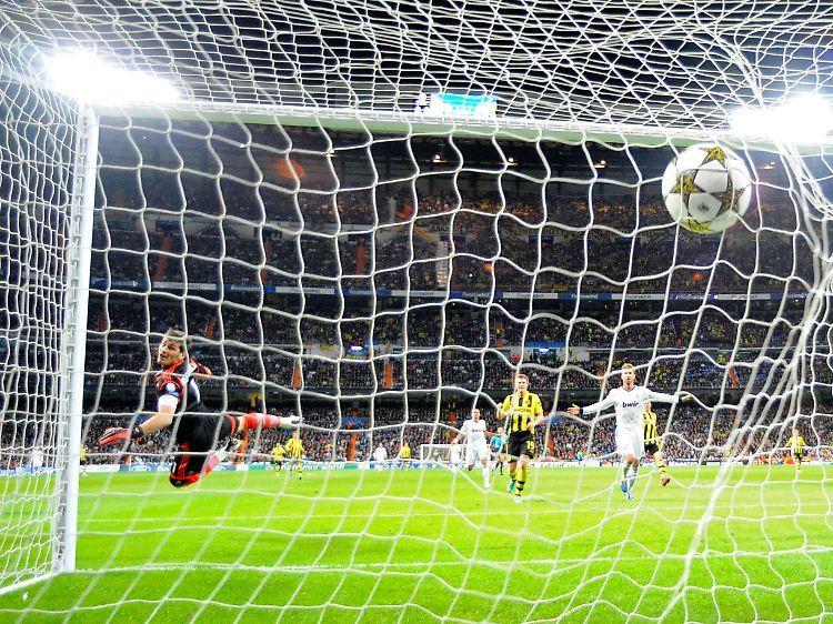 Mit Schmackes in den Winkel: Marco Reus erwischte den Ball beim 1:0 optimal, auch wenn der Ball nicht völlig unhaltbar schien für Real-Keeper Iker Casillas.