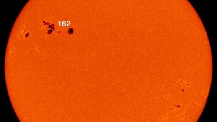 Aus dem NASA-Archiv: Sonnenfleck 162. Von einem Ende zum anderen misst er zehn Erddurchmesser.