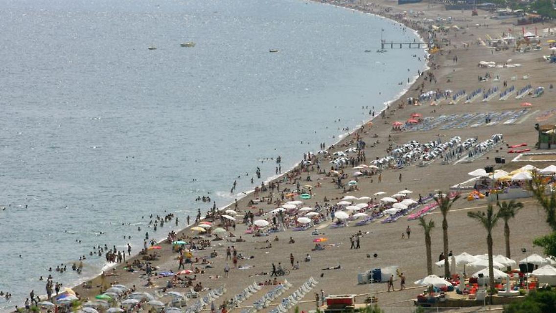 Kein Wunder, wenn es am Strand voll ist - die Mehrheit der deutschen Urlauber zieht es dorthin.