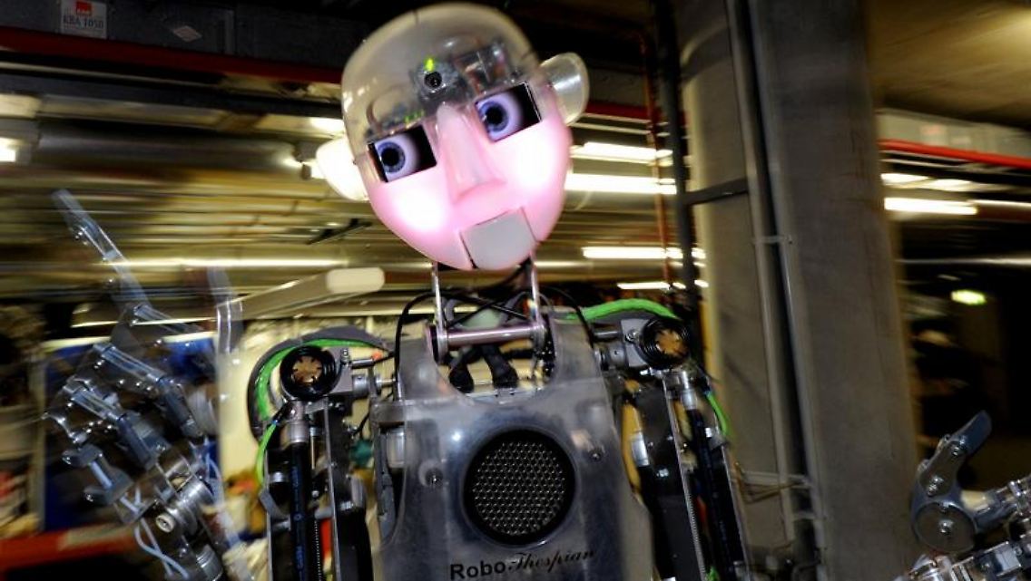 Der kleine Roboter ist nun im phaeno im Einsatz: "Robo" kann sprechen, gestikulieren, rot werden und kennt sogar Shakespeare-Zitate.