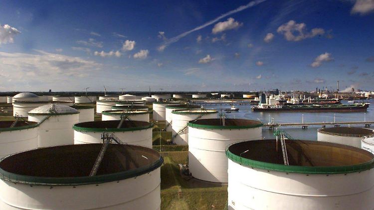 Sinkende Ölpreise kämen der deutschen Wirtschaft entgegen: Öllager im Hafen von Rotterdam.