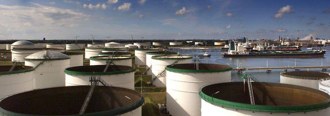 Sinkende Ölpreise kämen der deutschen Wirtschaft entgegen: Öllager im Hafen von Rotterdam.