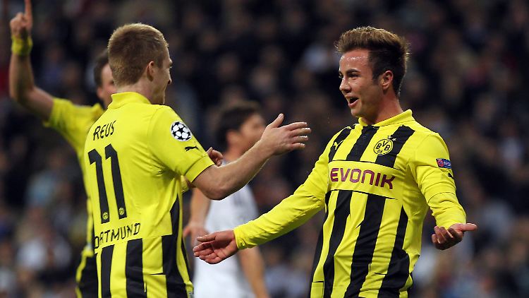 "Wer weiß, wohin ich den Ball gespielt hätte": Mario Götze, rechts, feiert mit Marco Reus.