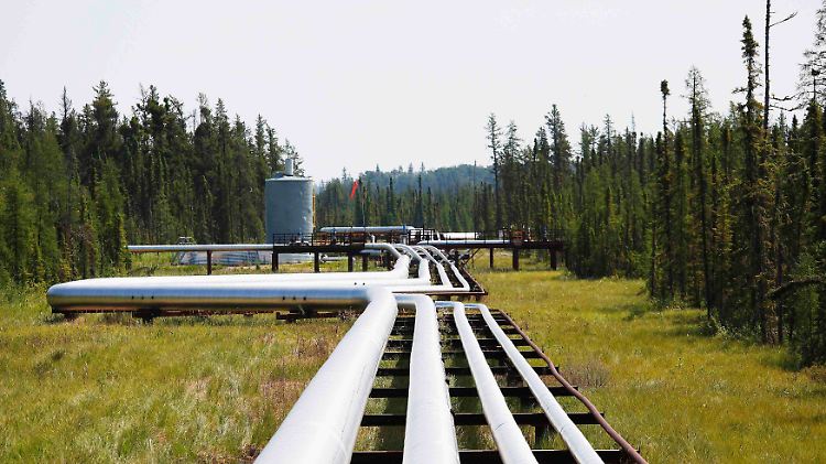Rohöl, Dampf, Erdgas und Strom: Bei Cold Lake im kanadischen Alberta schlängeln sich die Transport- und Versorgungsleitungen zum Ölsandtagebau von Cenovus Foster Creek.