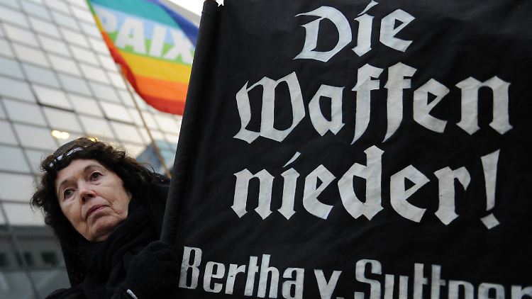 Die Waffengeschäfte der Bundesregierung werden von vielen Menschenrechtlern kritisiert.