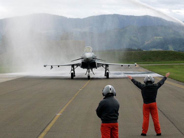 Juli 2007: Feuchte Begrüßungszeremonie für den ersten österreichischen Eurofighter am Fliegerhorst Hinterstoisser in der Steiermark.