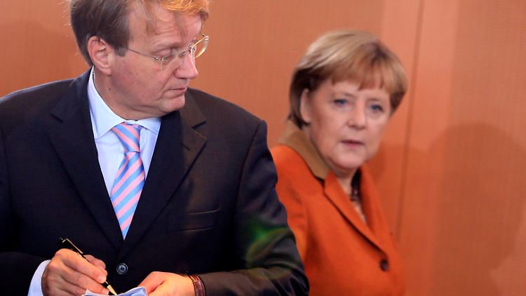 Merkel und Pofalla bei der Kabinettsrunde.