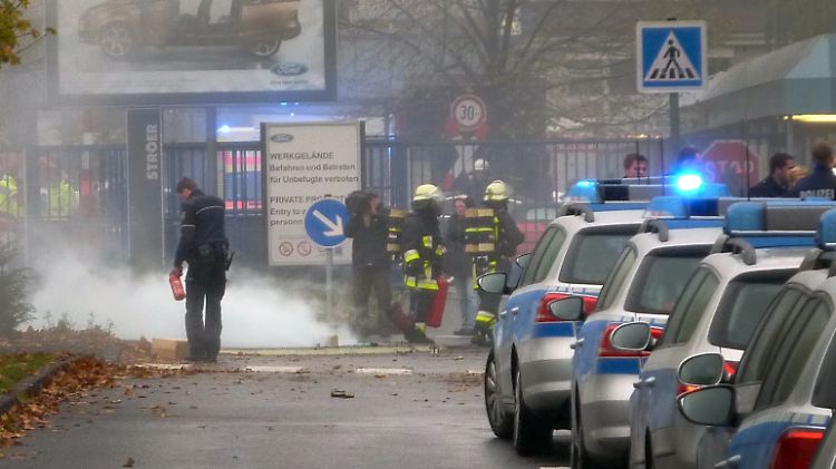 Bei dem Einsatz auf dem Werkgelände von Ford wurden drei Polizisten verletzt.