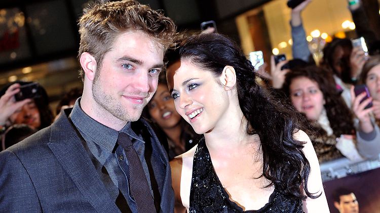 Der britische Schauspieler Robert Pattinson und Hollywoodstar Kristen Stewart in London zur Premiere von Teil 2 des Films "Twilight - Bis(s) zum Ende der Nacht".