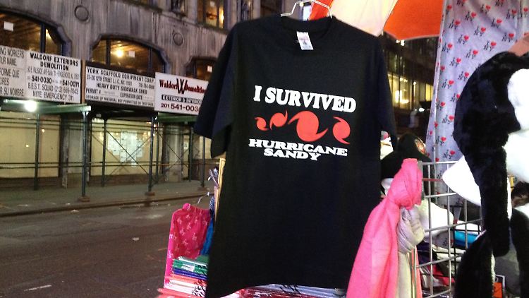 Die Überlebenden des Hurrikans sollen dem Händler der T-Shirts das geschäftliche Überleben sichern.