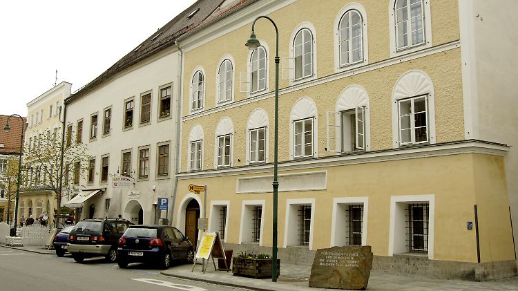 Blick auf das Geburtshaus von Adolf Hitler in Braunau am Inn. Das Haus steht leer.
