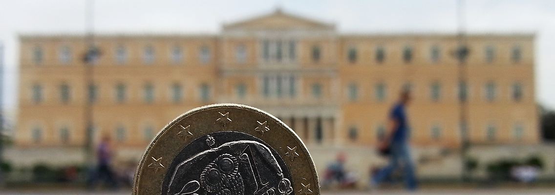 Bild mit Symbolcharakter: das griechische Parlament und der Euro