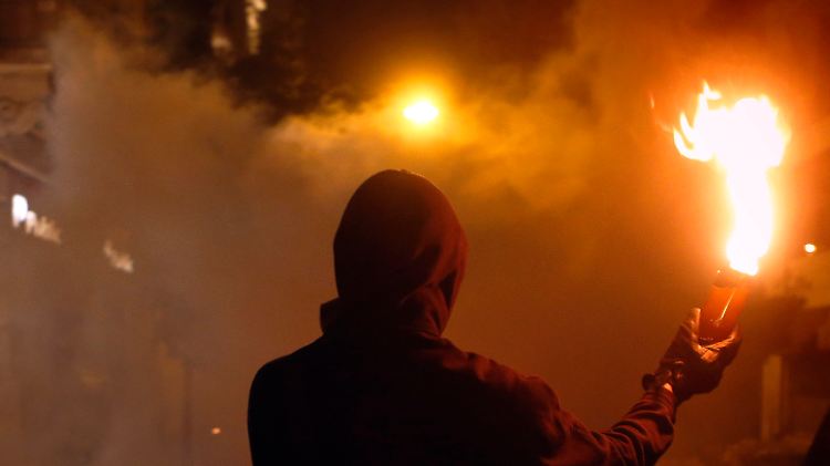 Erst der Regen vertreibt die zum Teil gewalttätigen Protestler vor dem Parlament in Athen. Dann folgt das "Ja" der Abgeordneten zu weiteren einschneidenden Sparmaßnahmen.