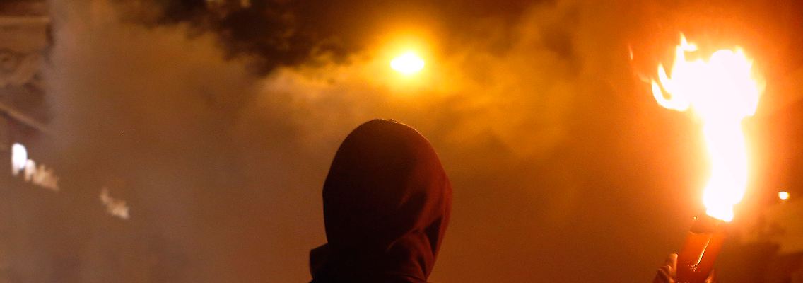 Erst der Regen vertreibt die zum Teil gewalttätigen Protestler vor dem Parlament in Athen. Dann folgt das "Ja" der Abgeordneten zu weiteren einschneidenden Sparmaßnahmen.