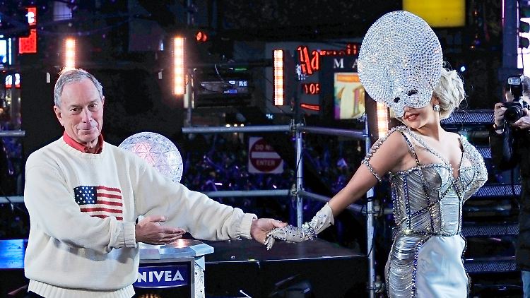 New Yorks Bürgermeister Michael Bloomberg und Musikstar Lady Gaga bei der Neujahrsfeier am 1. Januar 2012.