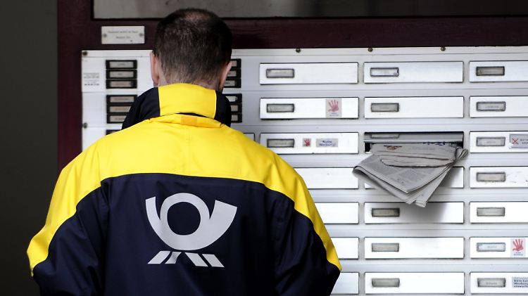 Motoren des Alltags: Mit dem Posthorn-Logo auf dem Rücken schwärmen jeden Morgen die Briefboten aus, um mit sicherem Blick Briefkästen zu leeren und Briefkästen zu füllen.