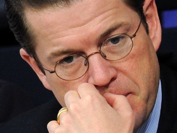 Verteidigungsminister zu Guttenberg muss sich vorwerfen lassen, feige zu sein.