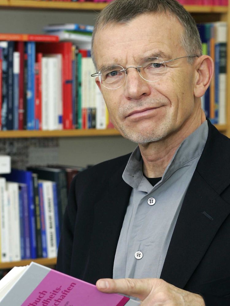 Klaus Hurrelmann ist Professor an der Hertie School of Governance in Berlin. Der Sozialwissenschaftler arbeitete zuvor an der Universität in Bielefeld, wo er Gründungsdekan der School of Public Health war. Der 66-Jährige war zudem zwölf Jahre lang der Sprecher des Sonderforschungsbereiches „Prävention und Intervention im Kindes- und Jugendalter".