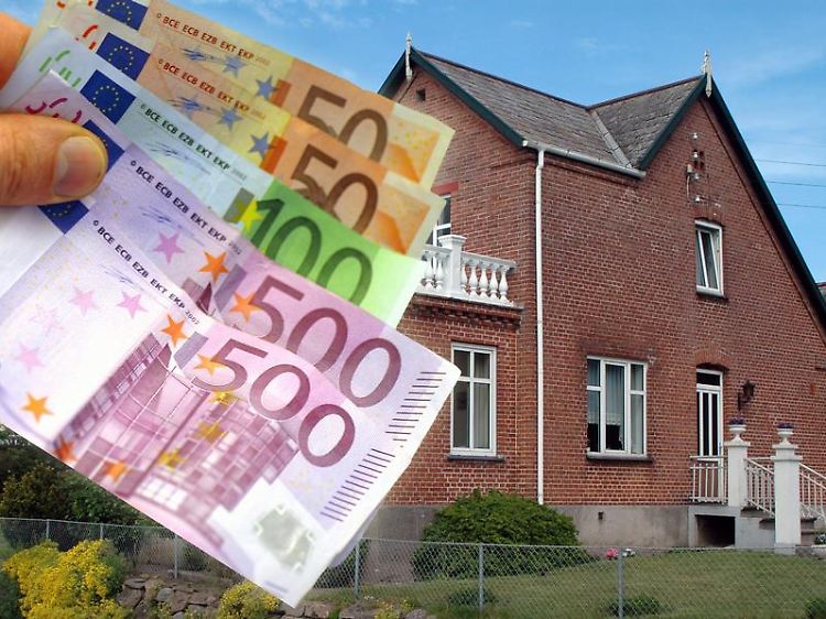 Niedrige Zinsen verlocken zum Hauskauf. Doch nicht jeder kann sich das wirklich leisten. Denn ohne ausreichende Rücklagen sollte niemand eine Immobilie erwerben.