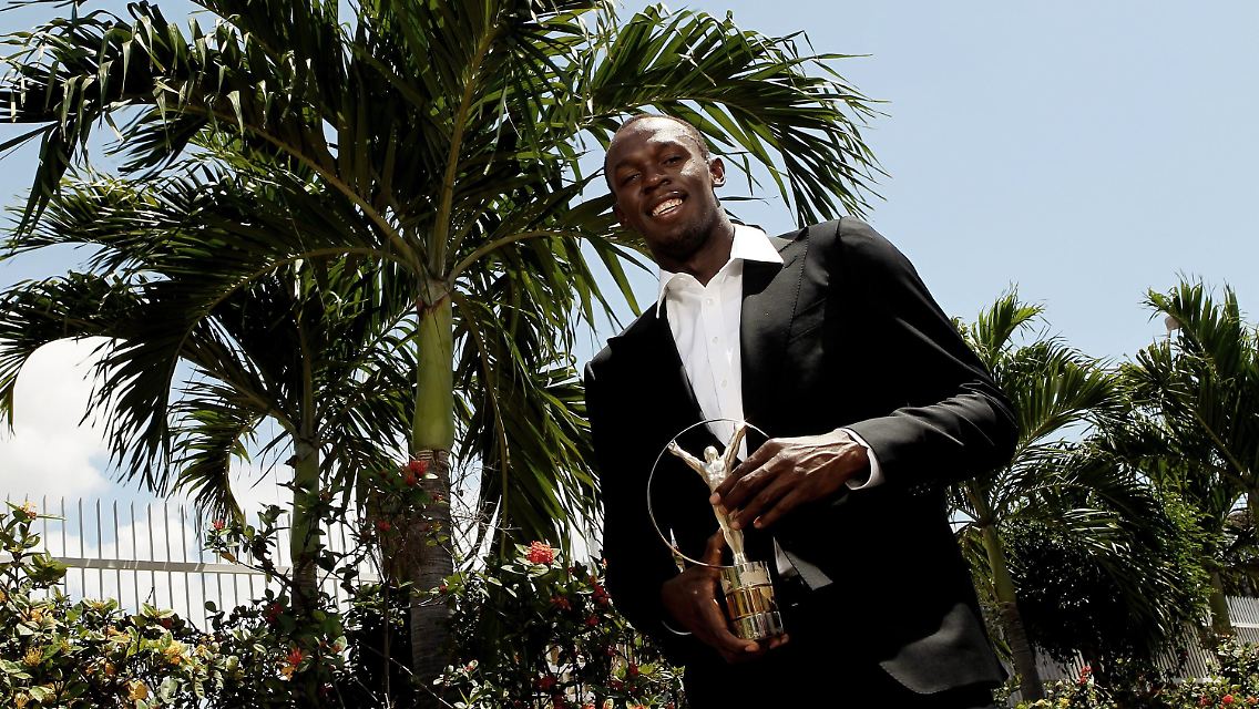 Ehrung unter Palmen: Usain Bolt präsentiert seinen zweiten Laureus. Persönlich entgegen nahm er ihn in Abu Dhabi nicht.