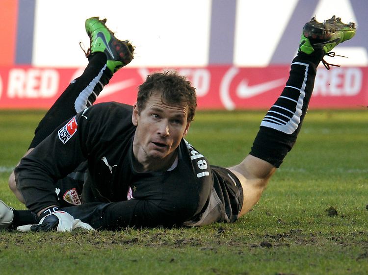 In dieser Szene schaut Jens Lehmann keineswegs verträumt Richtung Südafrika, sondern dem haltbaren Ball hinterher, den er gegen Werder Bremen passieren ließ.
