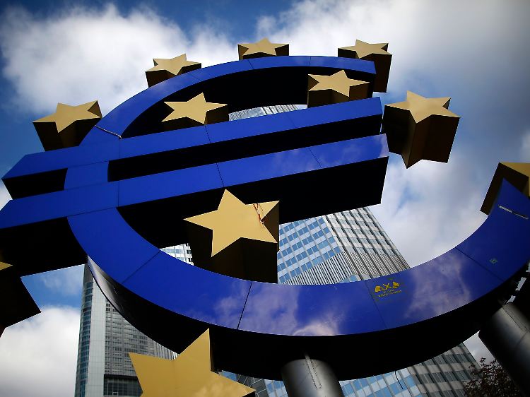 Ein blaues €-Symbol mit gelben Sternen: Wie weit wird EZB-Chef Draghi diesmal gehen?