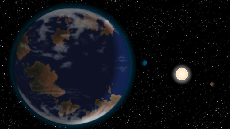 Der Planet HD 40307 g (vorn links) und zwei seiner kleineren Planetengeschwister (blau und braun) sowie sein Mutterstern. 