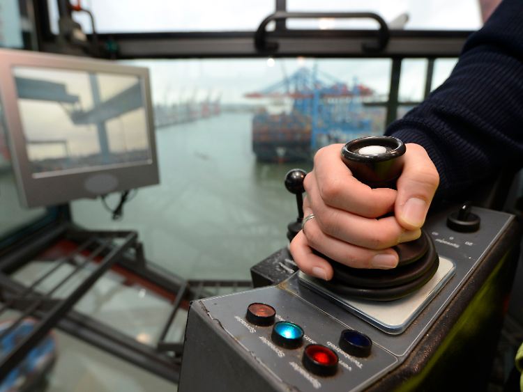 Arbeitsplatz in luftigen Höhen: Am Hamburger Burchardkai schickt der Kranführer die Exportwaren auf die Reise - und sieht als einer der Ersten, wenn die Ausfuhren zurückgehen.
