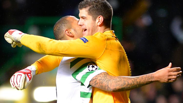 Geschafft: Celtics Kelvin Wilson und Torwart Fraser Forster nach dem Sieg gegen Barcelona.