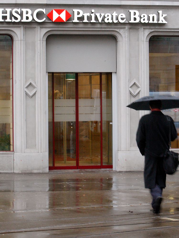 Filiale der HSBC Private Bank in Zürich: Niemand weiß, was der Angestellte in seiner Tasche verbirgt.