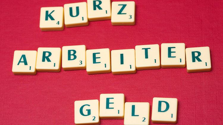 Kurzarbeitergeld gibt es in der Regel nur sechs Monate lang. In Krisenzeiten kann die Dauer aber auf bis zu zwei Jahre ausgeweitet werden.