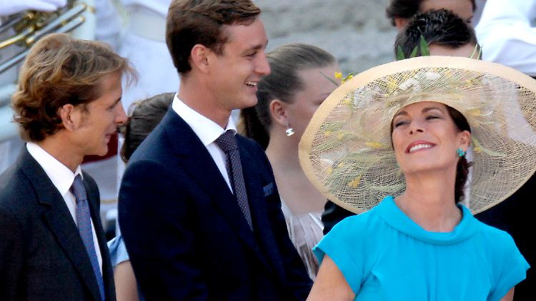 Prinzessin Caroline und ihre Söhne Andrea (l) und Pierre Casiraghi. Andrea Casiraghi wird Vater. Er hat seiner Langzeitfreundin Tatiana Santo Domingo bereits im Sommer die Ehe versprochen.