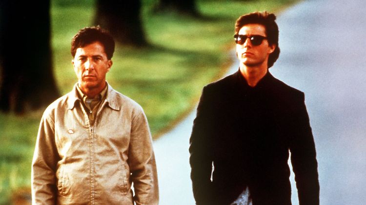 Dustin Hoffman als Autist (l) und Tom Cruise (r) als sein Bruder in einer Szene des Films "Rain Man" aus dem Jahr 1988.