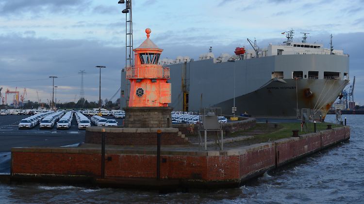 Umschlag von VW-Fahrzeugen am Hafen von Emden.