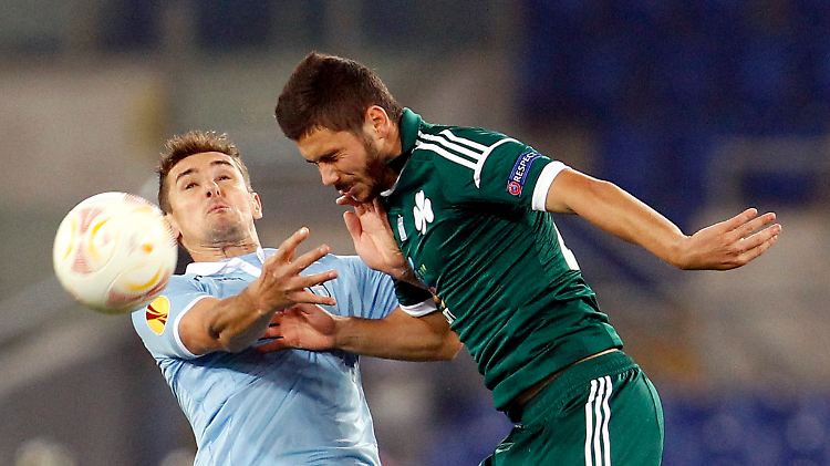 Lazio-Stürmer Klose im Kampf um den Ball. Der Deutsche darf gegen Panathinaikos für eine Viertelstunde ran.
