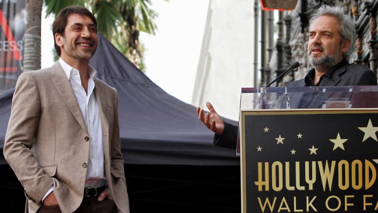 Regisseur Sam Mendes hält am "Hollywood Walk of Fame" eine Lobrede auf Javier Bardem.