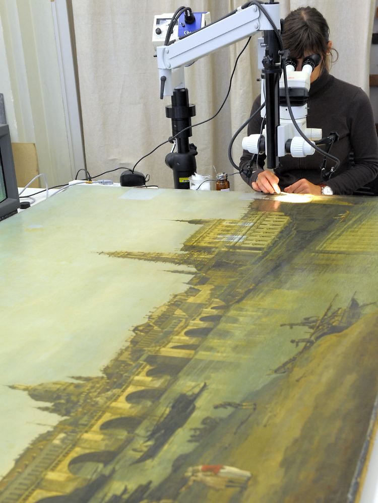 Restauratorin Bendfeldt arbeitet an Canalettos Gemälde "Dresden vom rechten Elbufer unterhalb der Augustusbrücke".