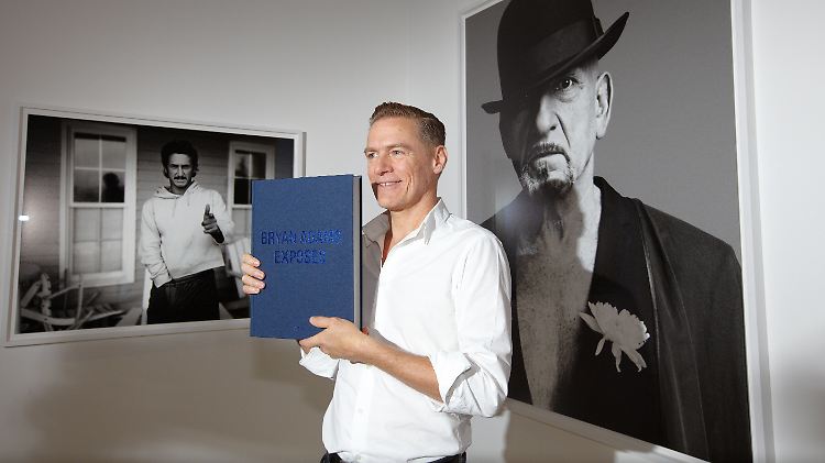 Bryan Adams stellt in Hamburg sein neues Foto-Buch "Exposed by Bryan Adams" vor.