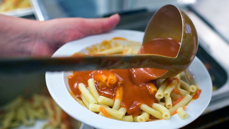 Immer mehr Kinder werden mit Schulessen aus Großküchen versorgt: Die Caterer produzieren unter extremem Preisdruck.