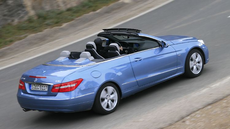 Etwas kürzer als die Limousine, geht es im Cabrio zumindest hinten auch etwas beengter zu. Vorne lässt es sich hingegen sehr bequem sitzen.