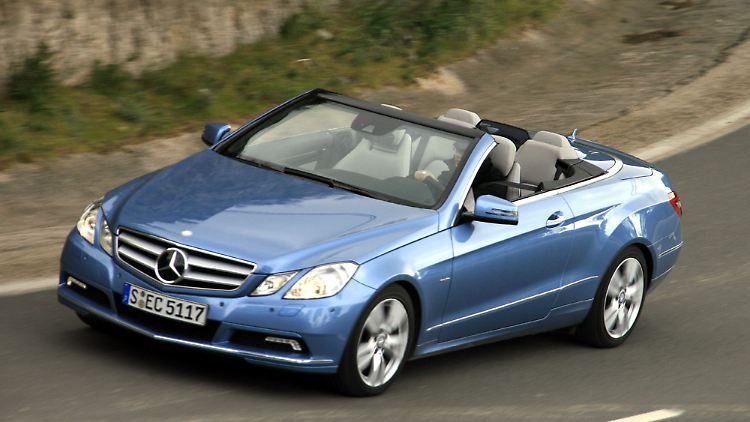 Der kann sich sehen lassen: Mercedes bringt auf der Basis des Coupés das Cabrio der E-Klasse auf den Markt.