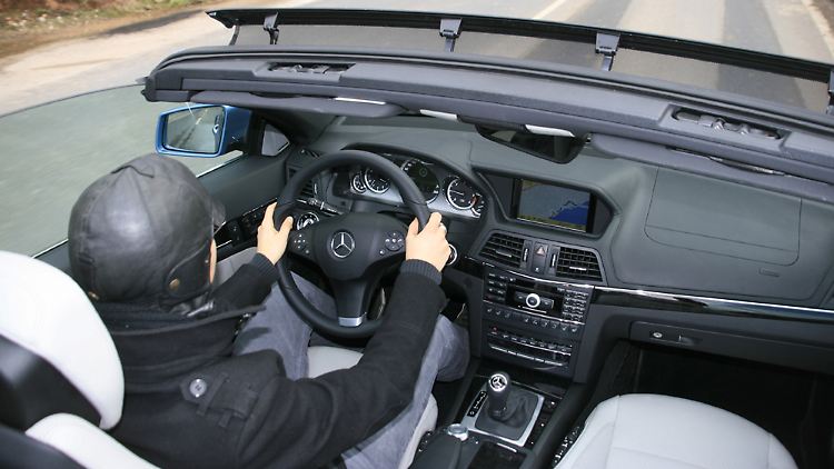 Das so genannte "Aircap", ein im Scheibenrahmen integrierter Windabweiser, lenkt den Fahrtwind über die Passagiere.