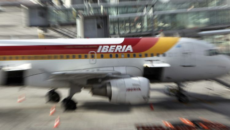 Die spanische Fluglinie Iberia will 4500 Stellen streichen.