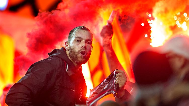 "20 bis 30 Idioten schaffen es, den Fußball in Verruf zu bringen." Sagt Stuttgarts Sporfirektor Fredi Bobic.