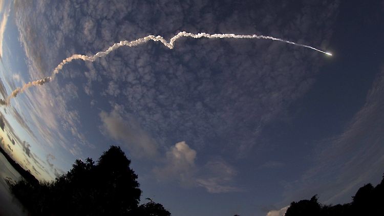 Eine Ariane-5-Rakete zieht ihre Bahn.