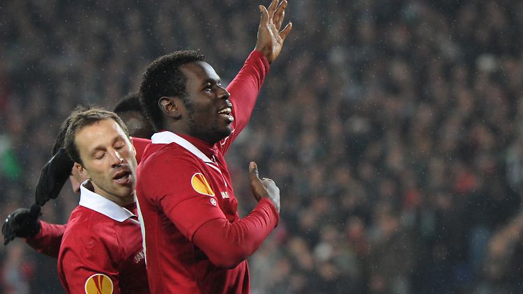 Am Ende war auch Glück dabei: Hannovers Mame Diouf feiert sein Tor zum 2:0.