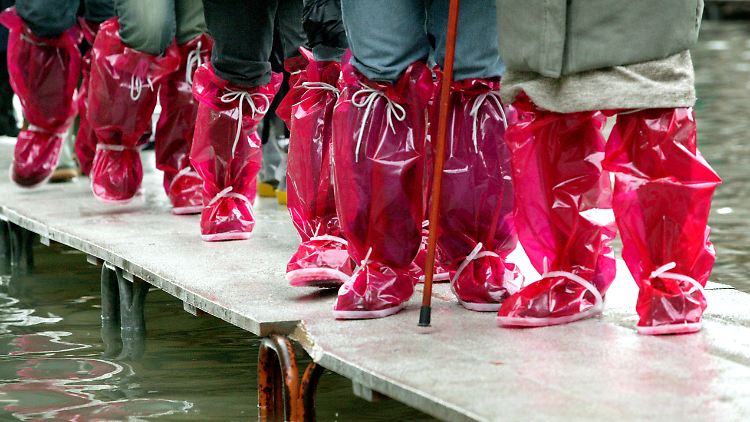 Gab es in den 50er Jahren 18-mal Hochwasser, so bekam Venedig im vergangenen Jahrzehnt 65-mal nasse Füße.