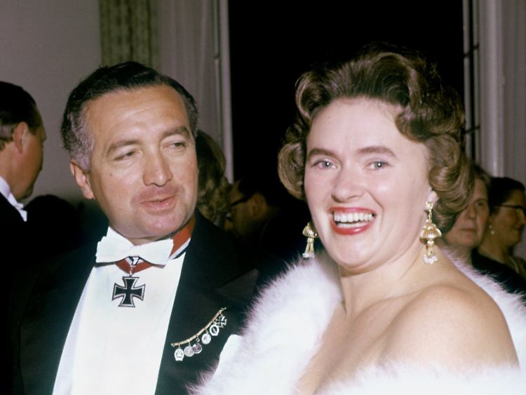 Ritterkreuzträger Erich Mende und seine Frau Margot (Archivbild vom 8. Mai 1958).