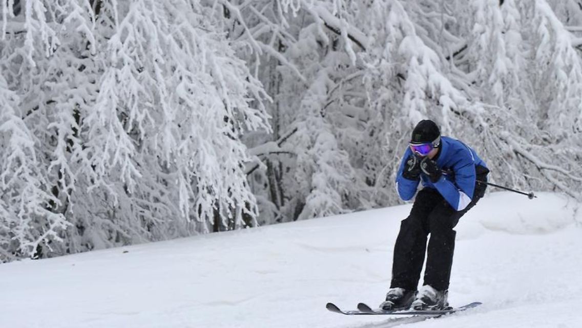 In den Alpen und vielen Mittelgebirgen sind die Wintersportbedingungen weiter gut.